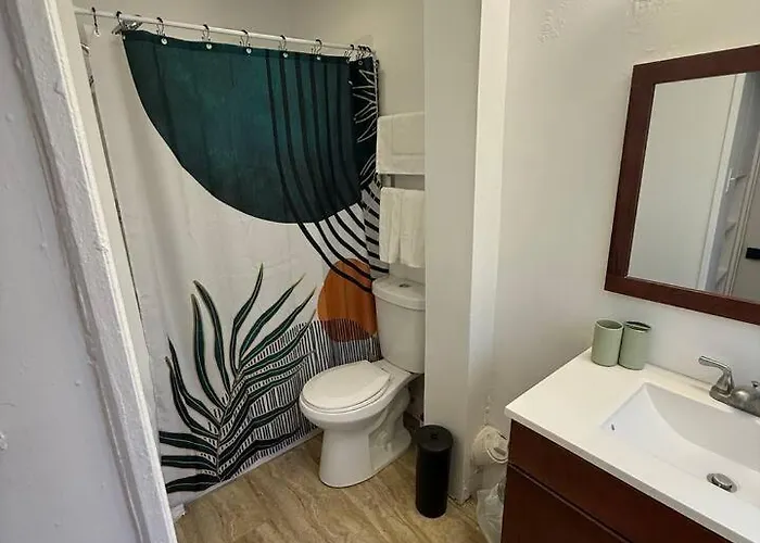 Holiday home New * 3bd 2bath Free Parking W/ 500 Mpbs Wi-fi *