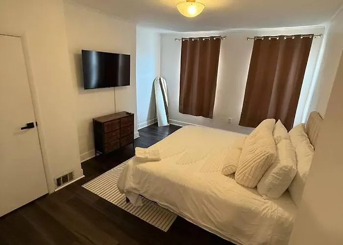 New * 3bd 2bath Free Parking W/ 500 Mpbs Wi-fi Holiday home Pittsburgh